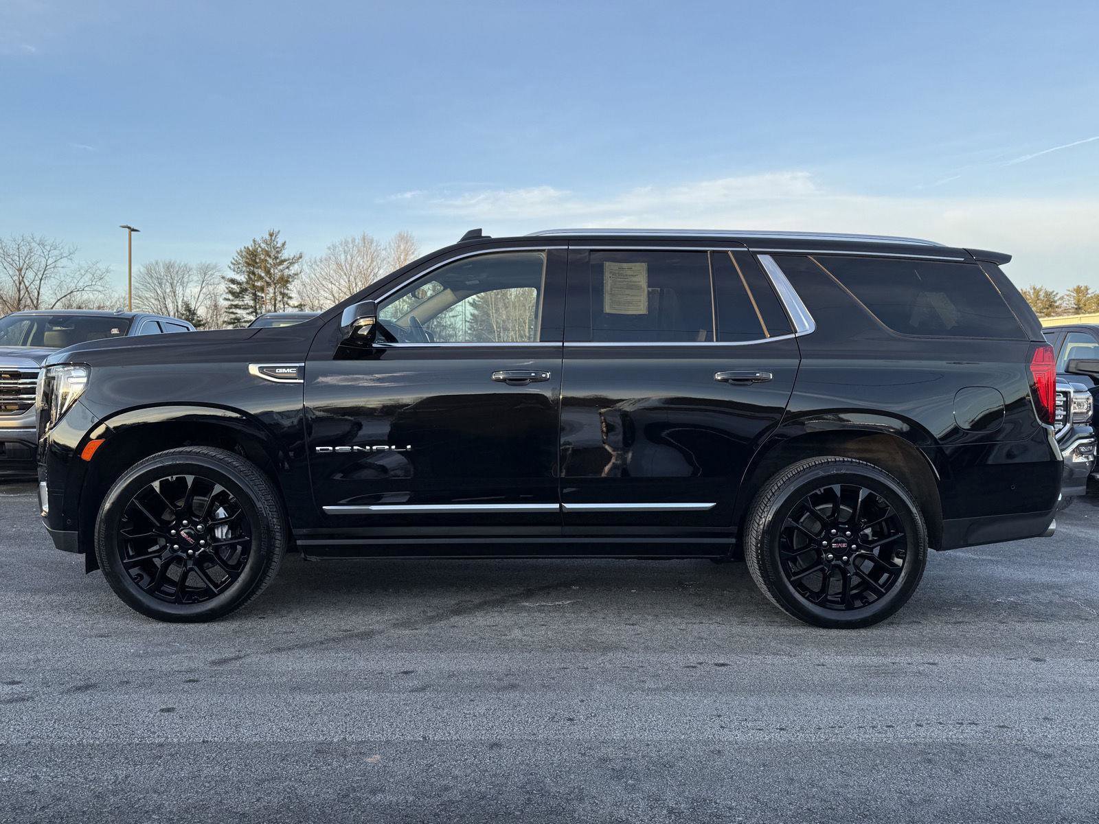 Used 2024 GMC Yukon Denali w/ Denali Reserve Package image 8