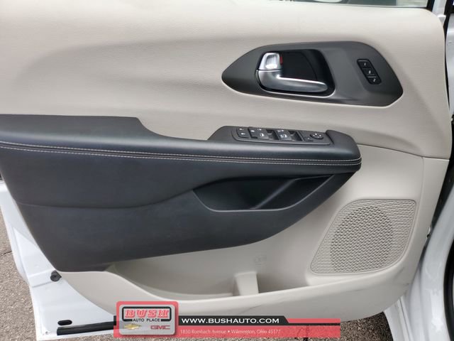 Used 2023 Chrysler Pacifica Touring-L image 17