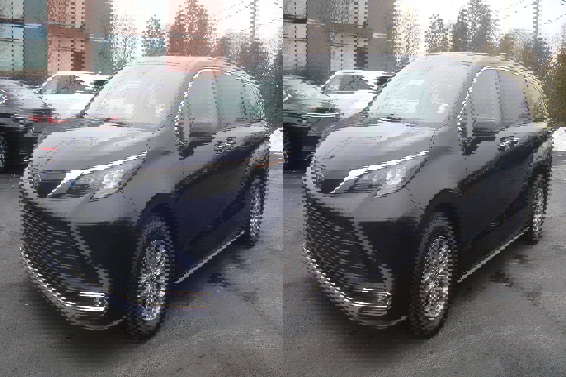 Used 2024 Toyota Sienna XLE image 1