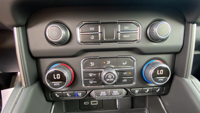 Used 2024 Chevrolet Tahoe Premier AWD/4WD image 18