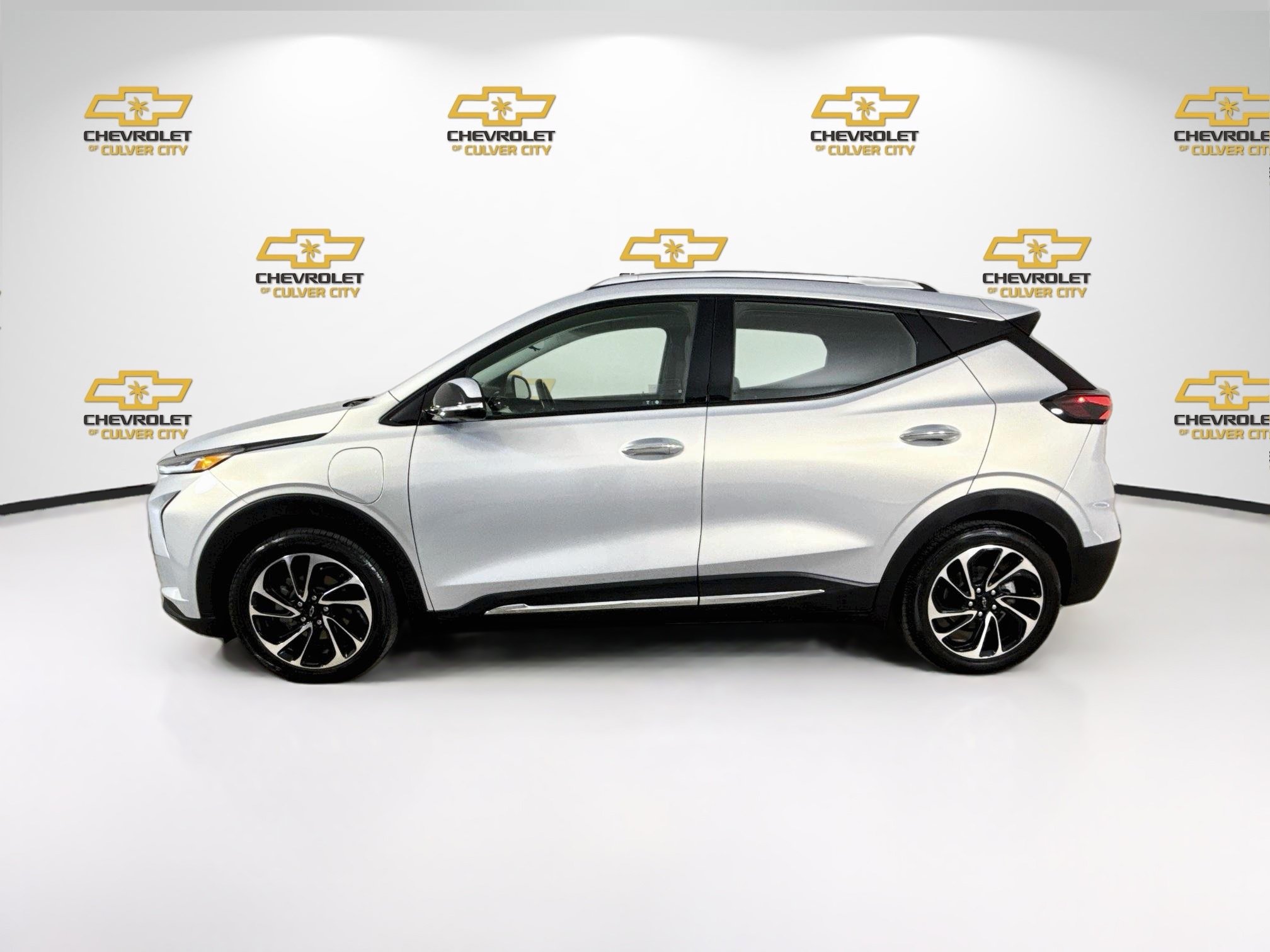 Used 2022 Chevrolet Bolt EUV Premier w/ Sun & Sound Package FWD image 5