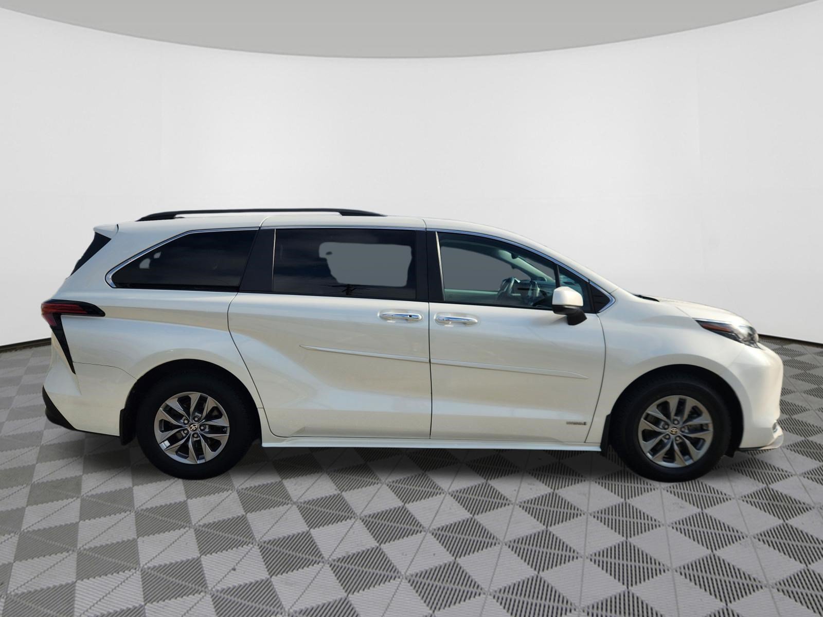 Used 2021 Toyota Sienna XLE w/ XLE Plus Package AWD/4WD image 6