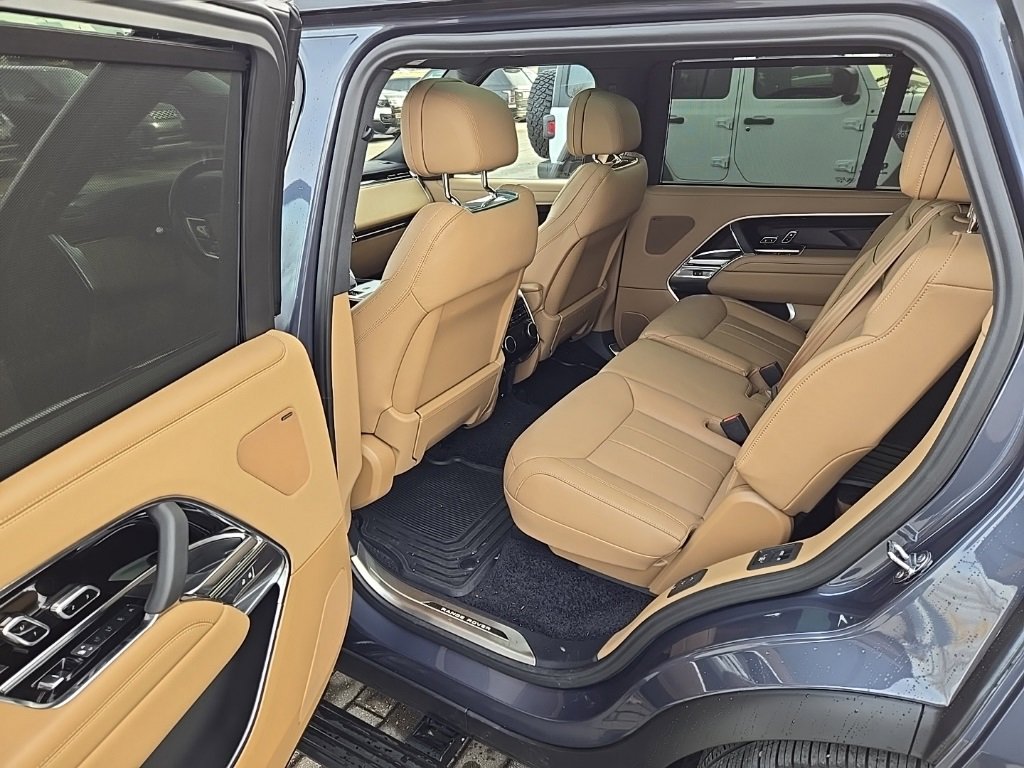 Used 2025 Land Rover Range Rover Long Wheelbase SE image 17