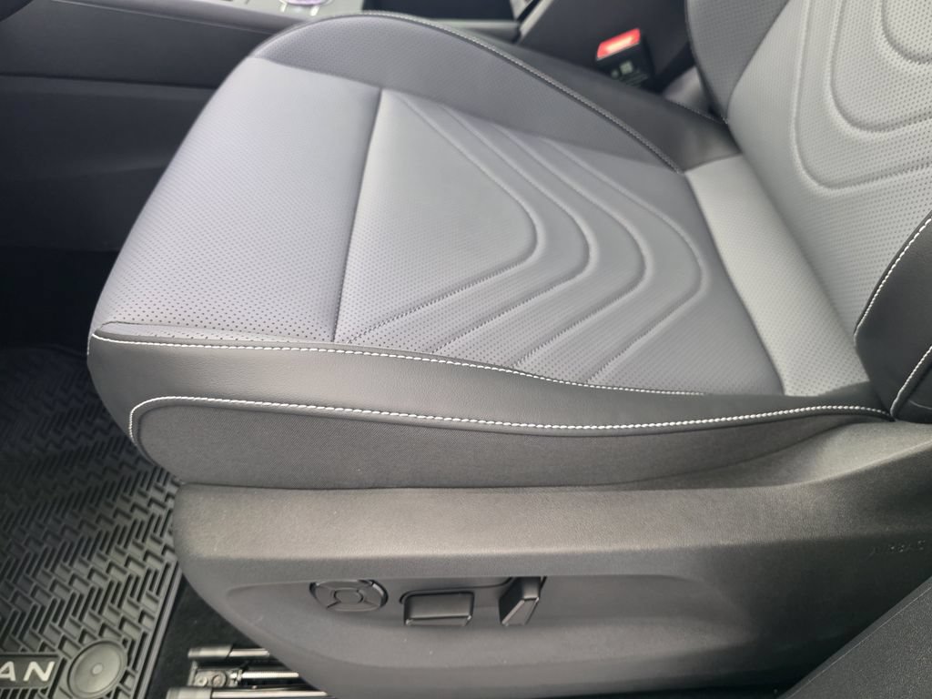Used 2025 Volkswagen Tiguan SE R-Line AWD/4WD image 19