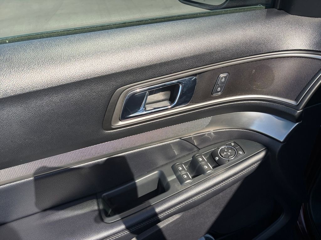 Used 2019 Ford Explorer XLT w/ Equipment Group 202A FWD image 11