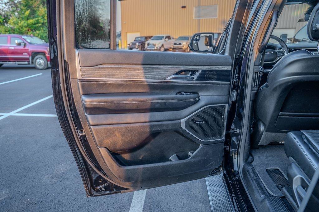 Used 2024 Jeep Wagoneer L Series II w/ Flexible Seating Group AWD/4WD image 17