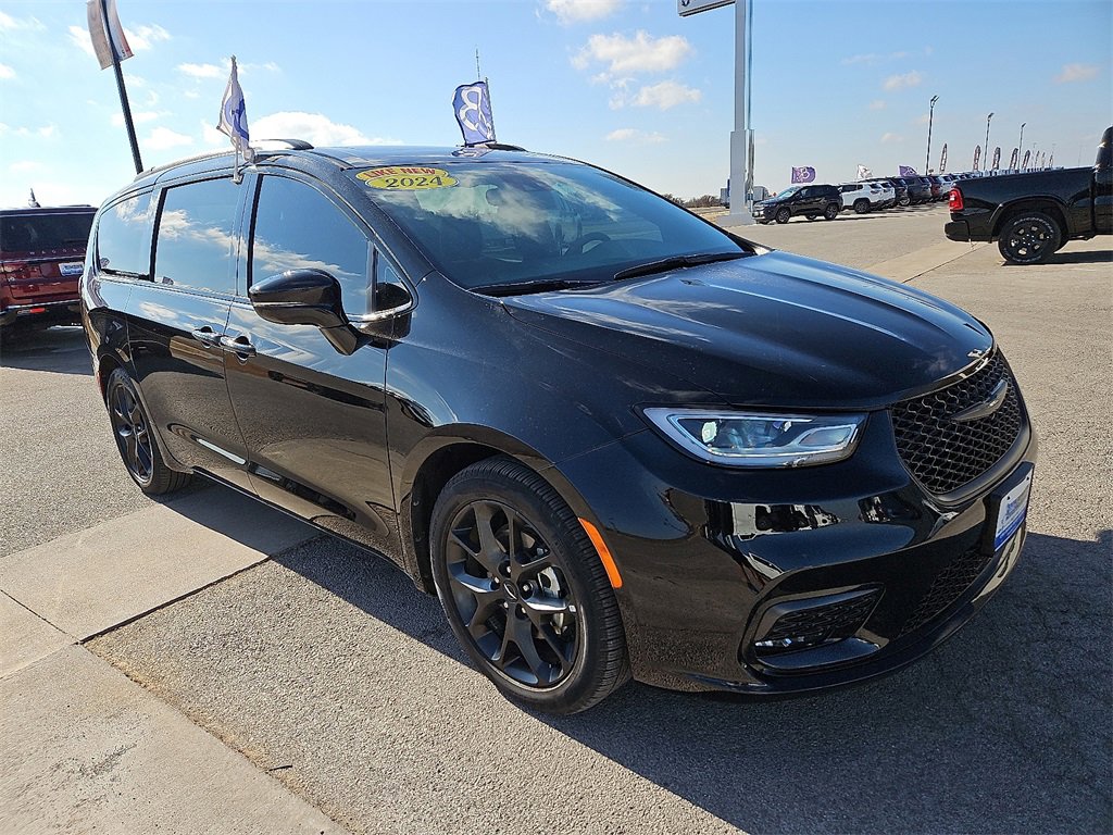 Used 2024 Chrysler Pacifica Limited w/ S Appearance Package image 9