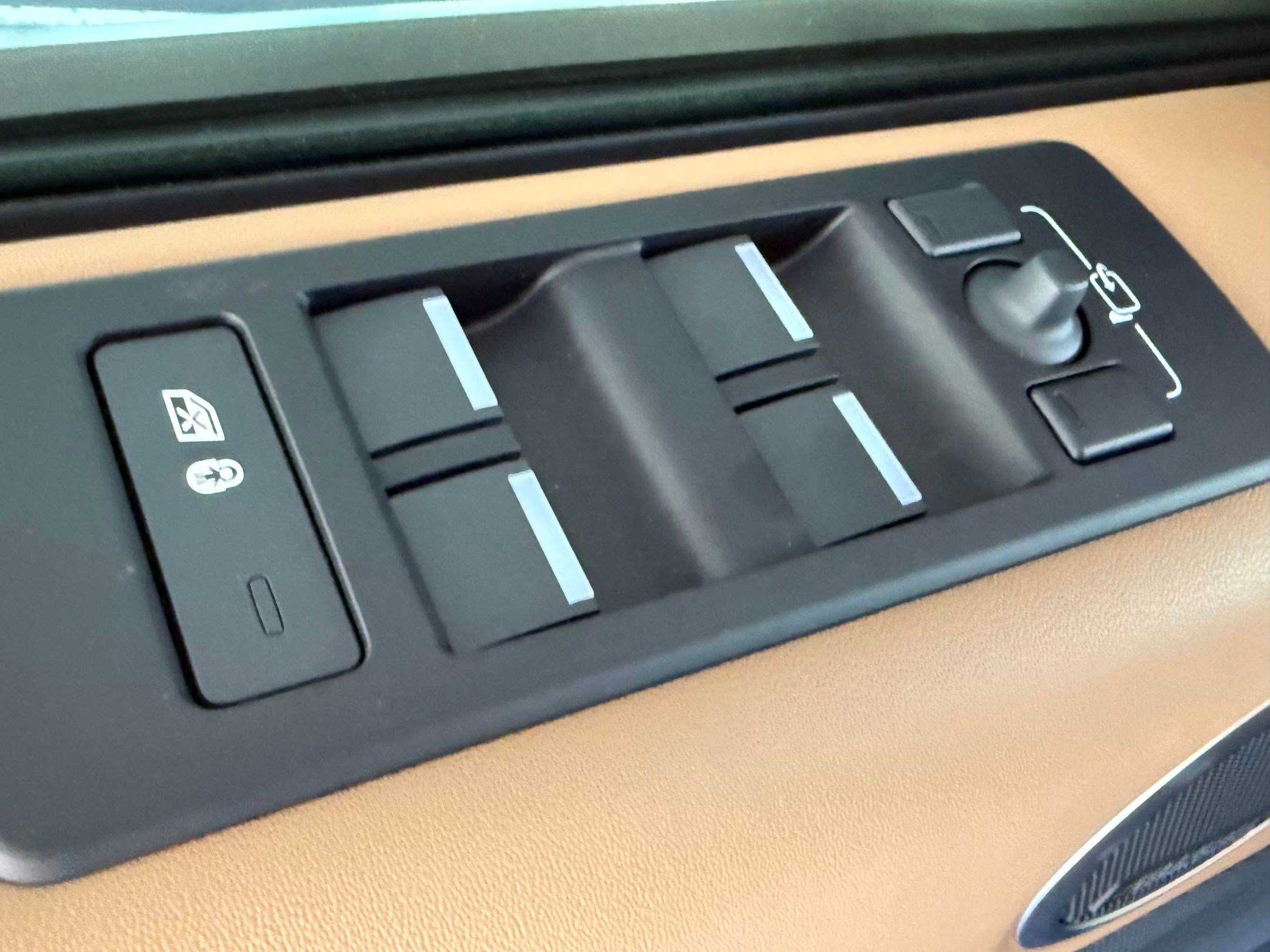 New 2026 Land Rover Discovery Limited Edition AWD/4WD image 11