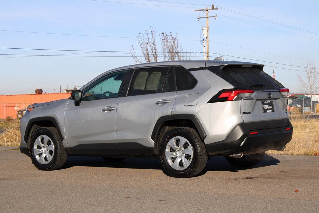 Used 2022 Toyota RAV4 LE image 4