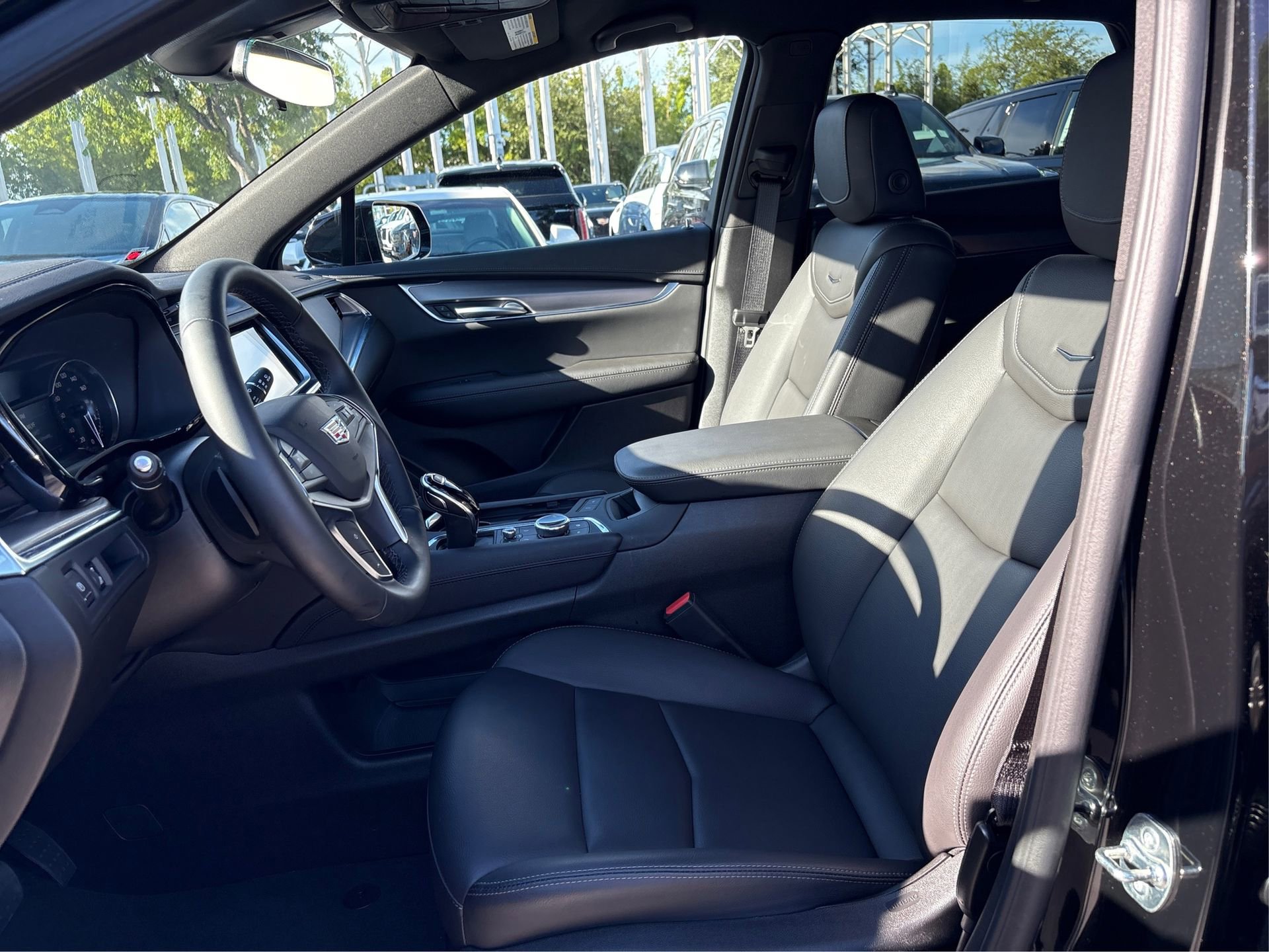 New 2025 Cadillac XT5 Luxury image 9