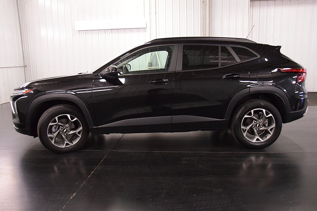 Used 2024 Chevrolet Trax LT w/ Sunroof Package FWD image 4