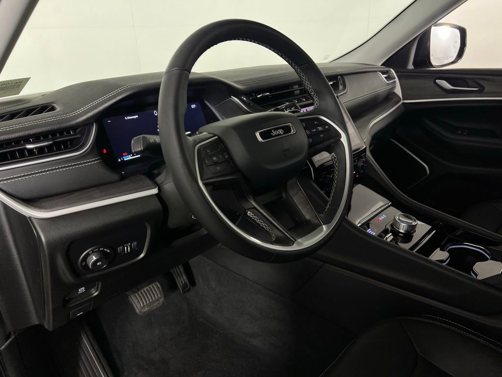 Used 2023 Jeep Grand Cherokee Limited w/ Luxury Tech Group II image 23