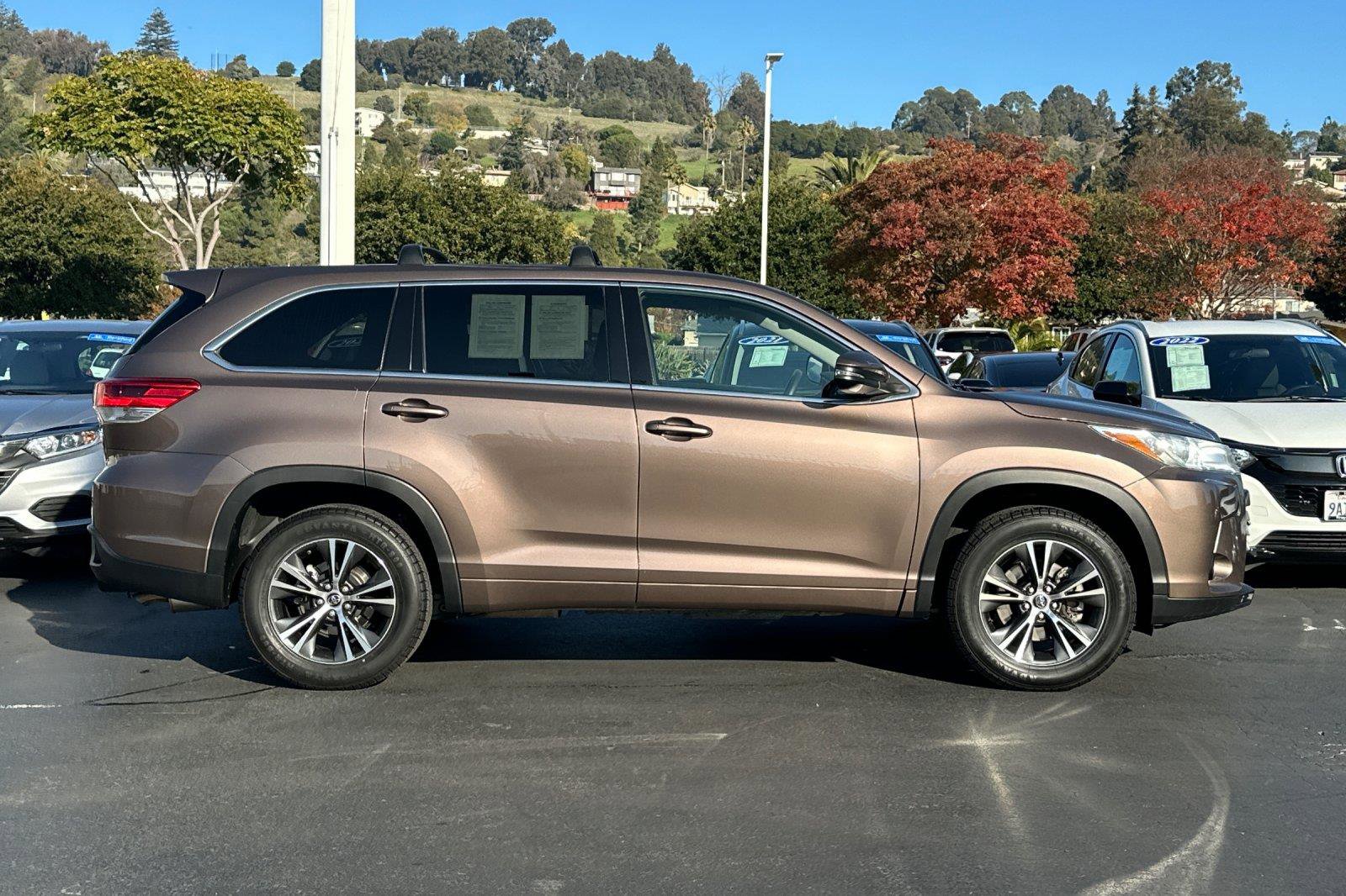 Used 2018 Toyota Highlander LE w/ Carpet Mat Package (TMS) image 2