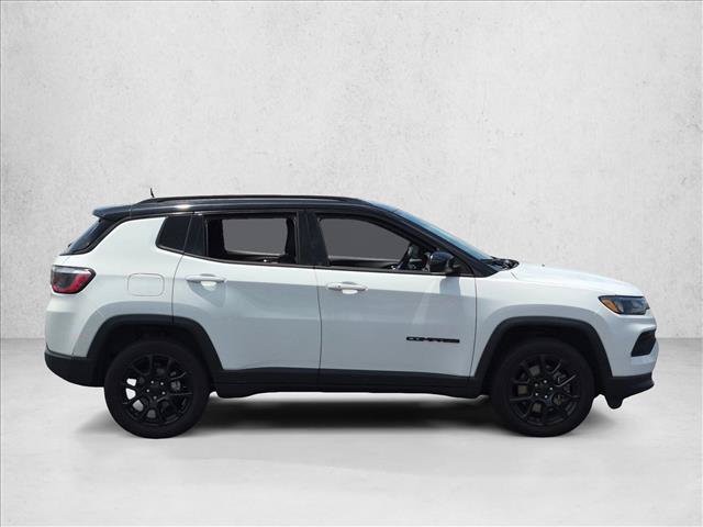 Used 2024 Jeep Compass Latitude w/ Convenience Group AWD/4WD image 4