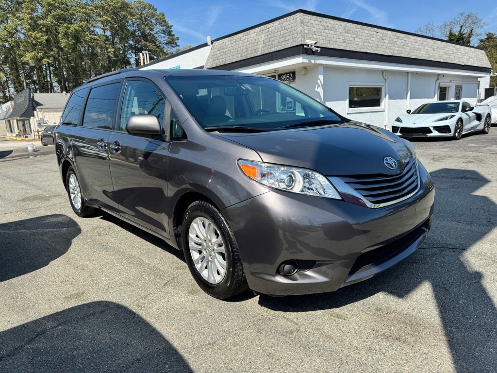 Used 2017 Toyota Sienna XLE Premium image 2