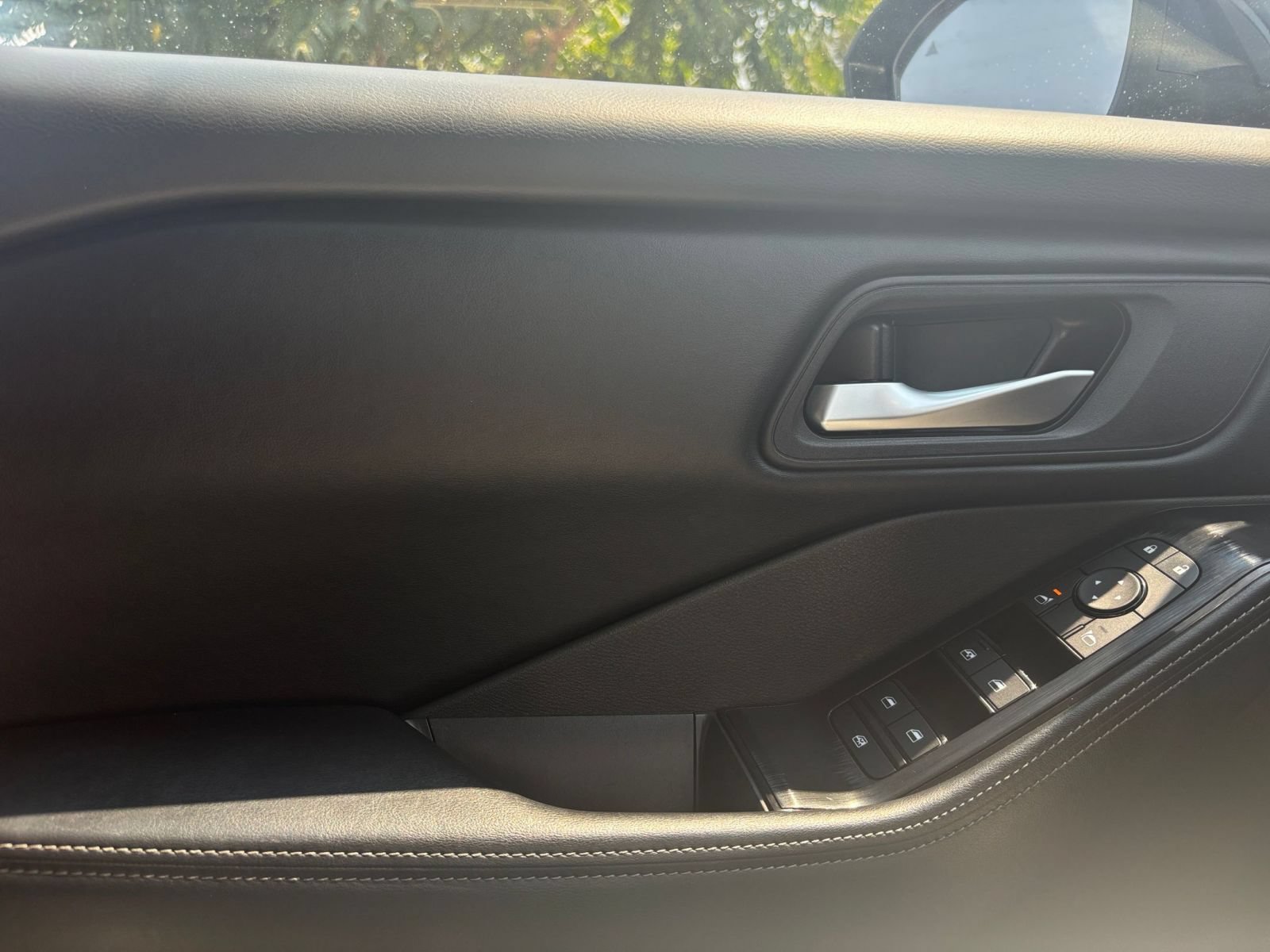 Used 2025 Nissan Rogue SV AWD/4WD image 18