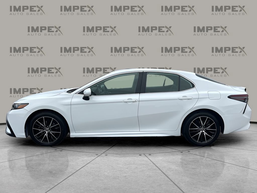 Used 2024 Toyota Camry SE image 2