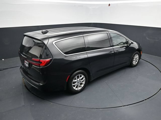 Used 2023 Chrysler Pacifica Touring-L FWD image 41