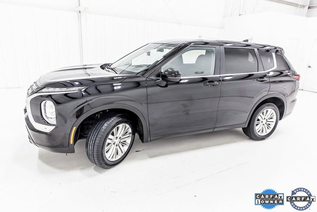 Used 2024 Mitsubishi Outlander ES image 3