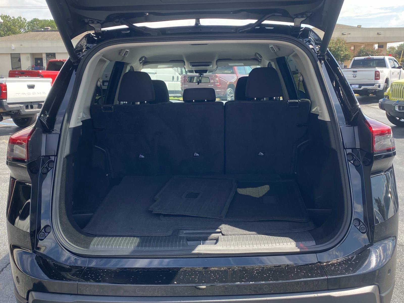 Used 2025 Nissan Rogue SV FWD image 6