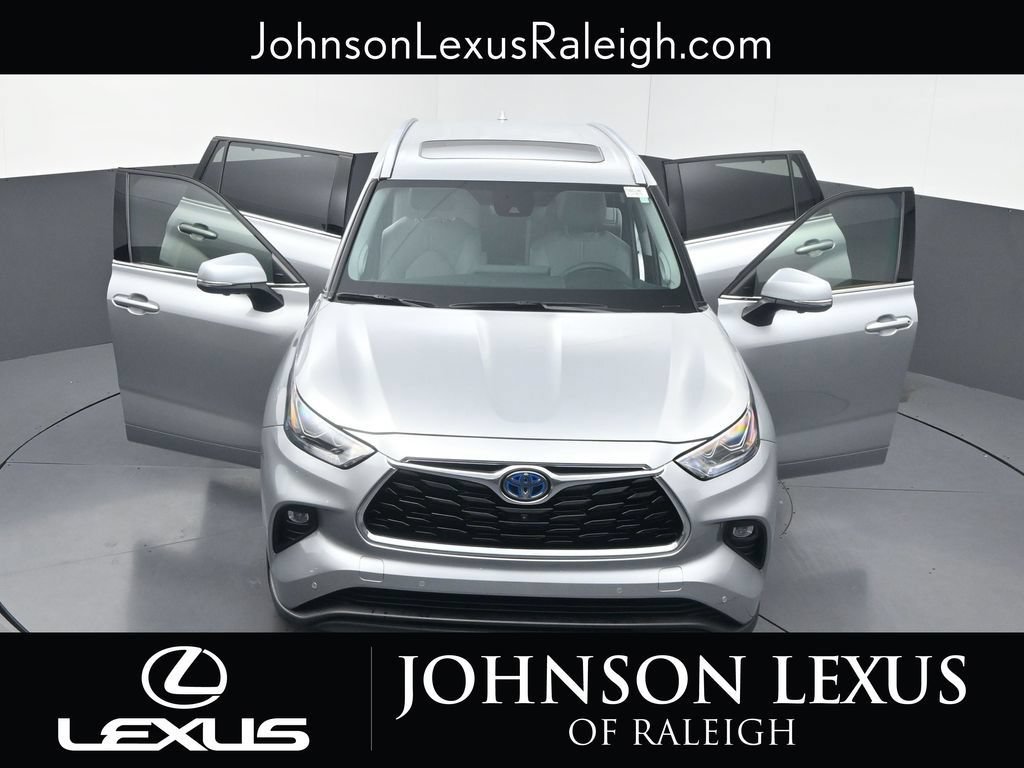 Used 2024 Toyota Highlander Limited AWD/4WD image 33