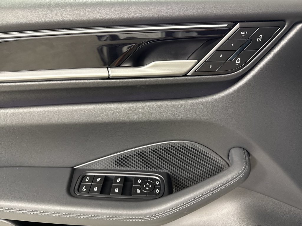 Certified 2025 Porsche Macan 4 Electric AWD/4WD image 33