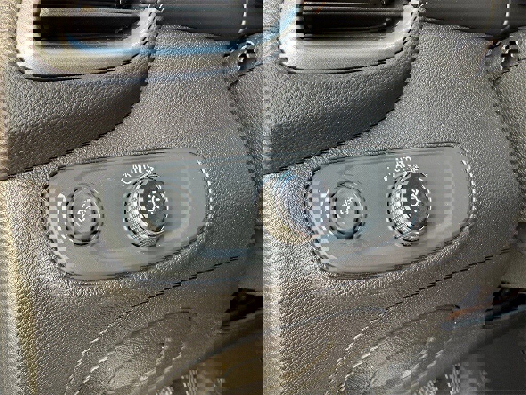 Used 2019 Chevrolet Trax LT w/ LT Convenience Package image 14