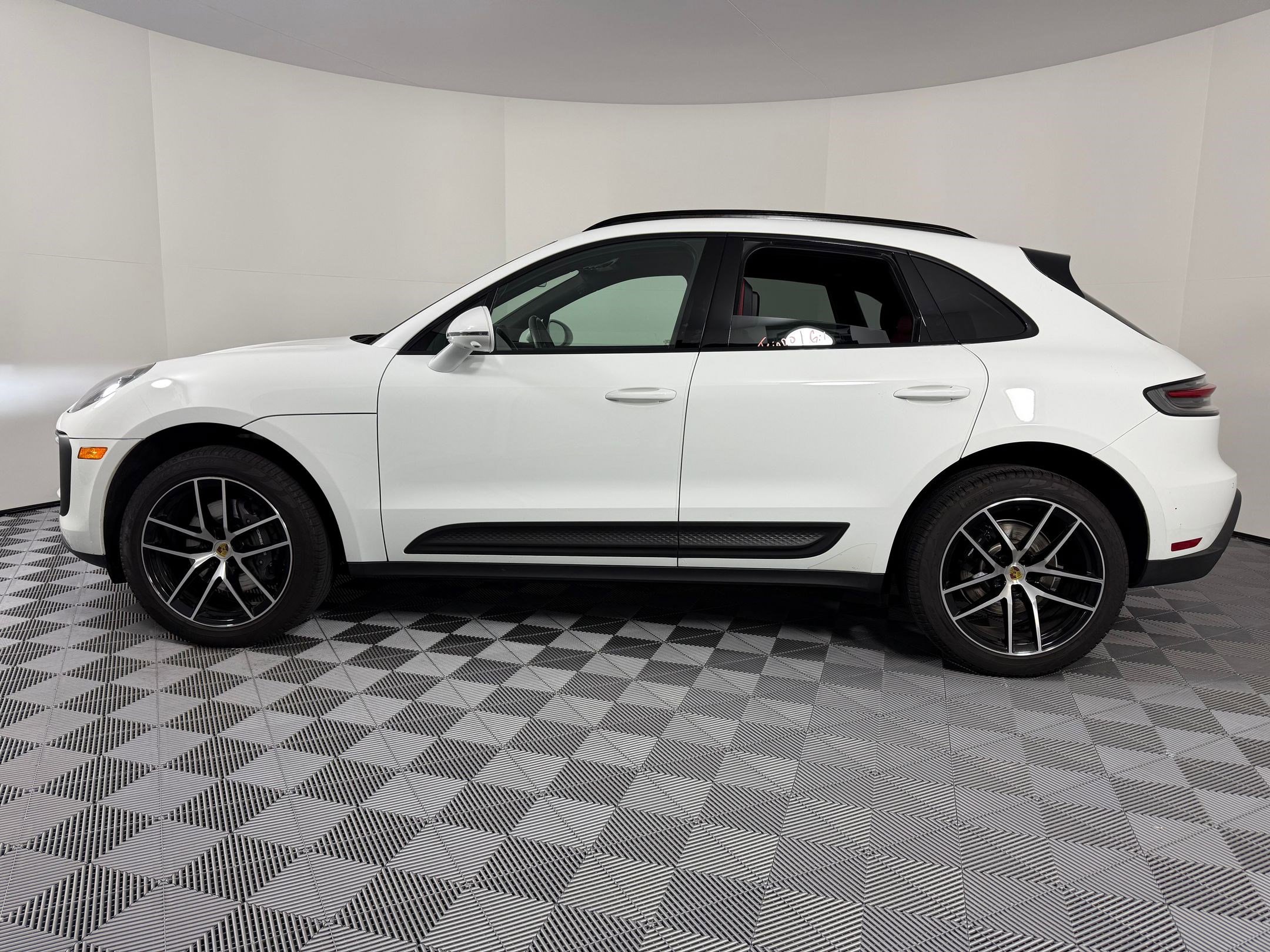 Certified 2022 Porsche Macan image 2