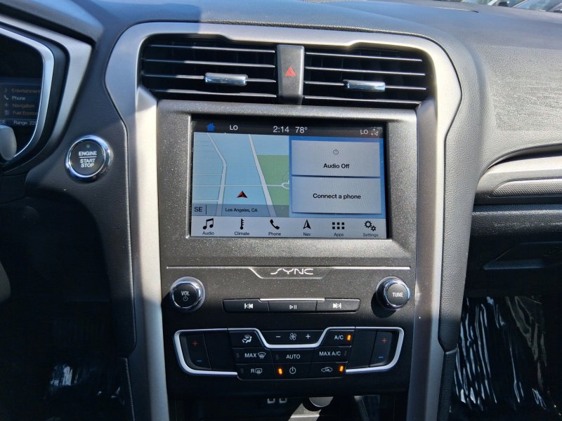 Used 2019 Ford Fusion SE FWD image 12