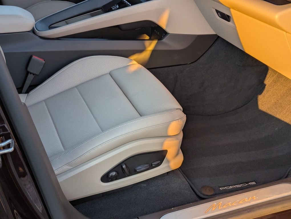 Certified 2025 Porsche Macan Electric image 37