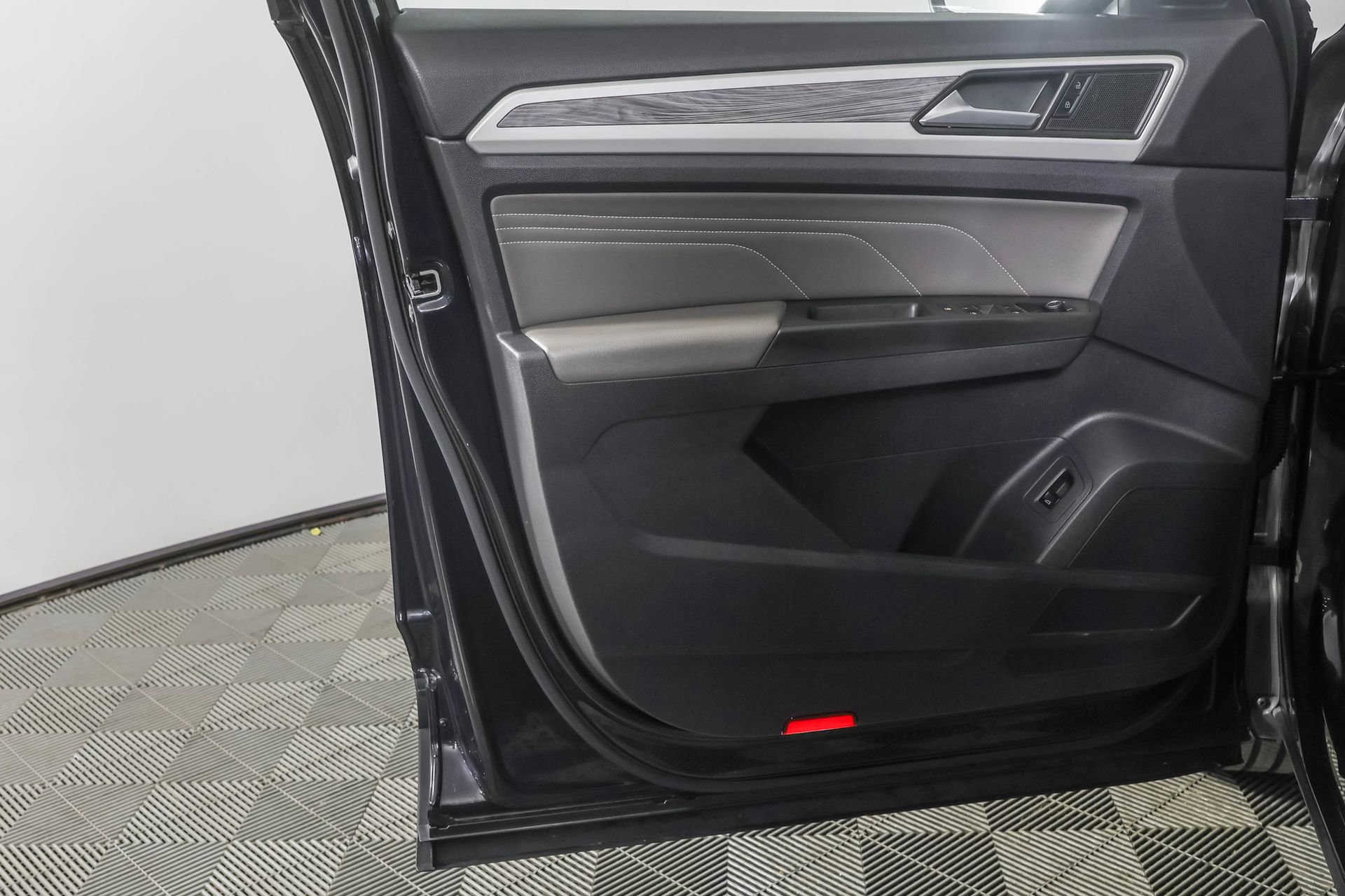 Used 2023 Volkswagen Atlas Cross Sport SE w/ Black Wheel Package AWD/4WD image 33