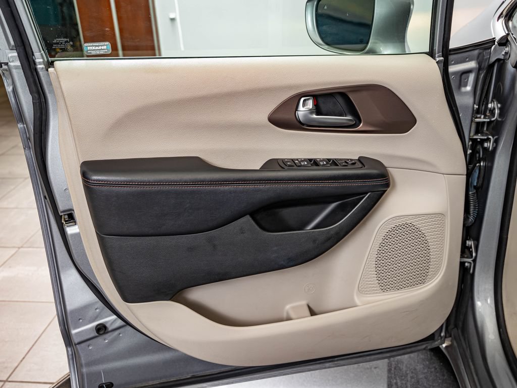 Used 2018 Chrysler Pacifica Touring-L Plus w/ Tire & Wheel Group FWD image 18