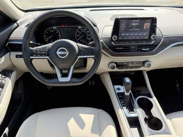 Used 2024 Nissan Altima 2.5 SV FWD image 3