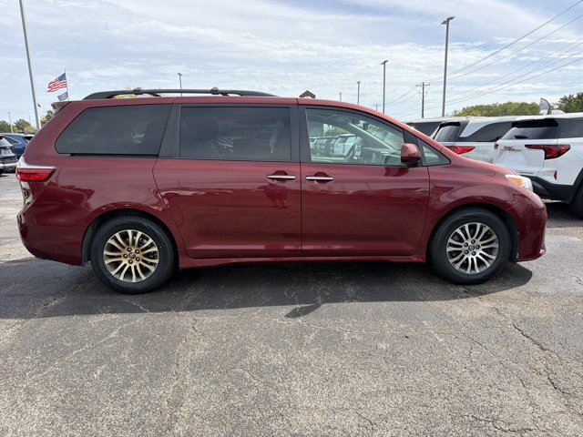 Used 2018 Toyota Sienna XLE Premium FWD image 11
