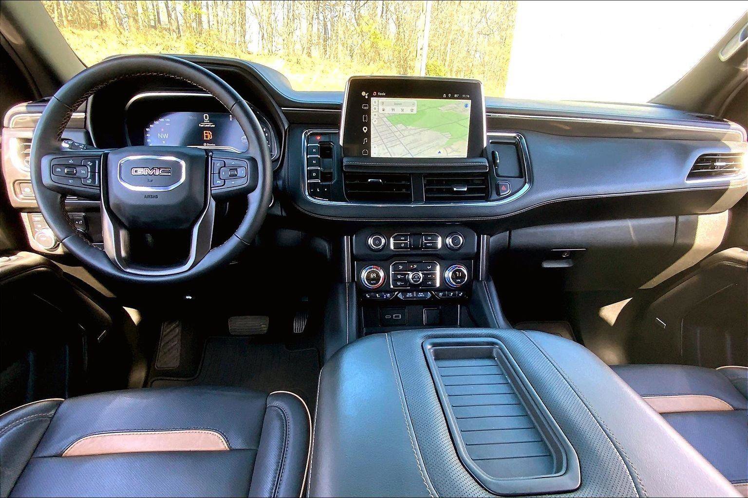 Used 2024 GMC Yukon AT4 w/ Technology Package image 3