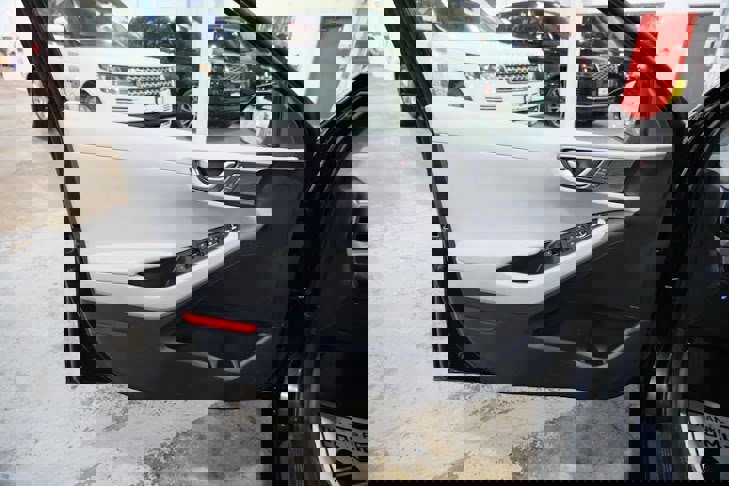 Used 2020 Hyundai Ioniq Limited image 17