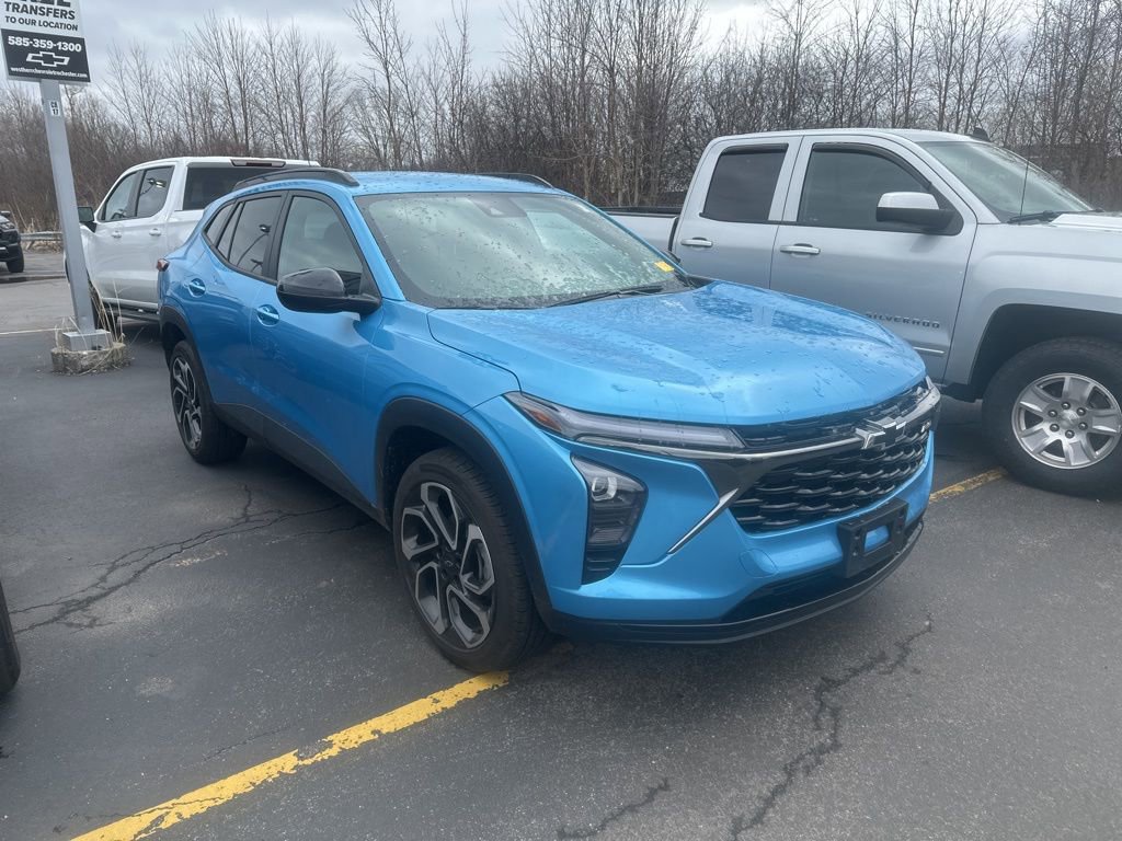 Used 2025 Chevrolet Trax RS w/ Driver Confidence Package image 1