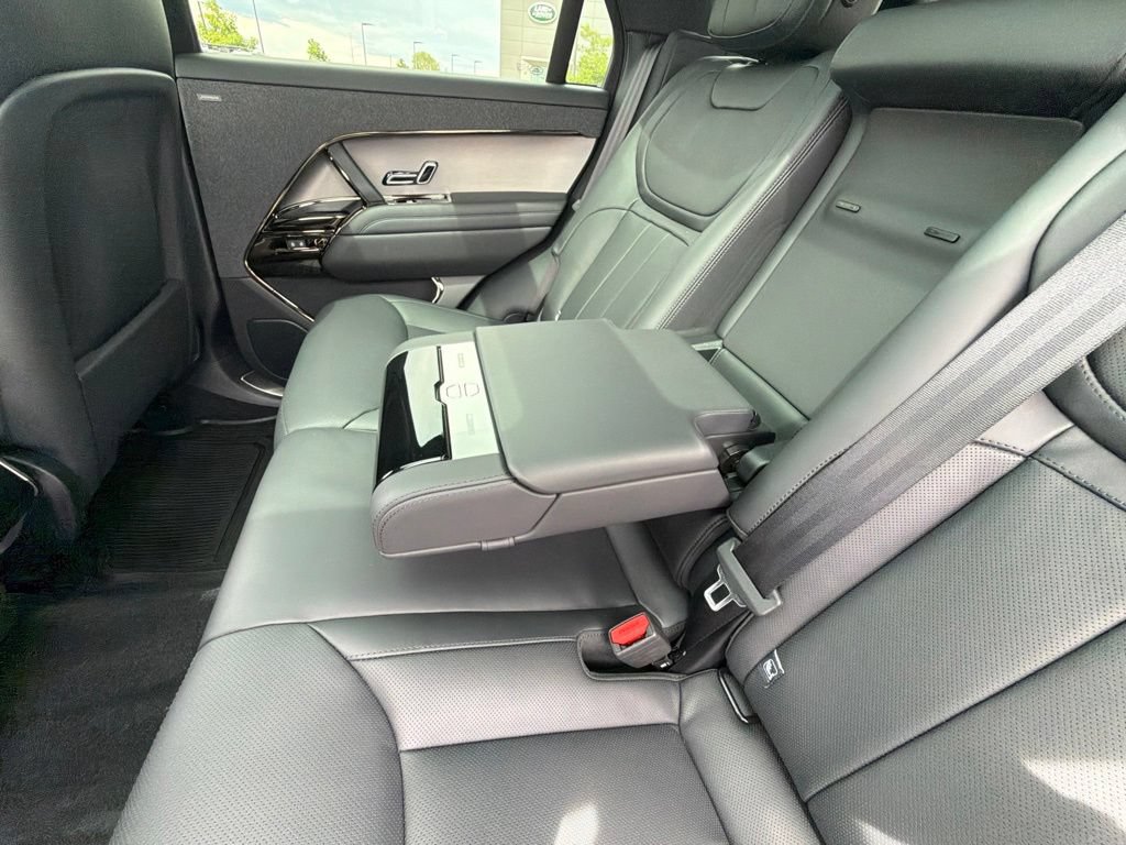 Used 2025 Land Rover Range Rover Sport SE AWD/4WD image 15