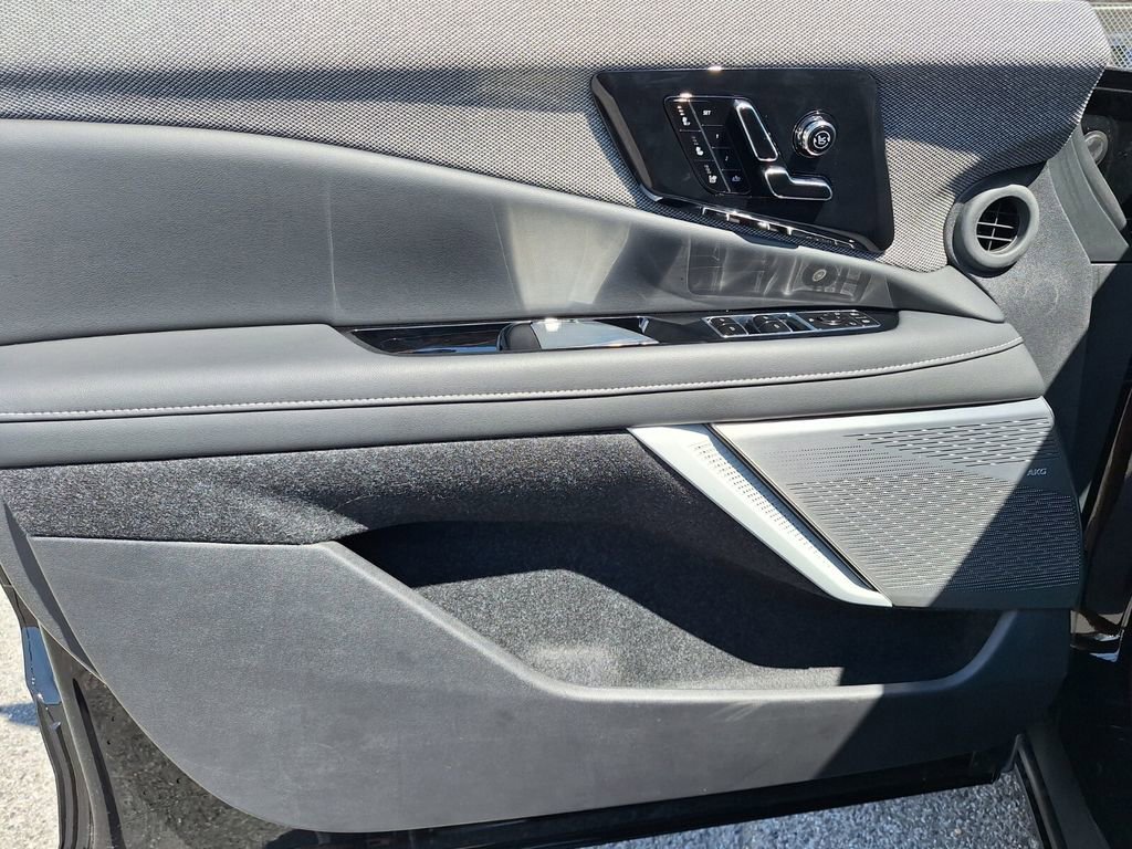New 2025 Cadillac Optiq Luxury 2 image 28