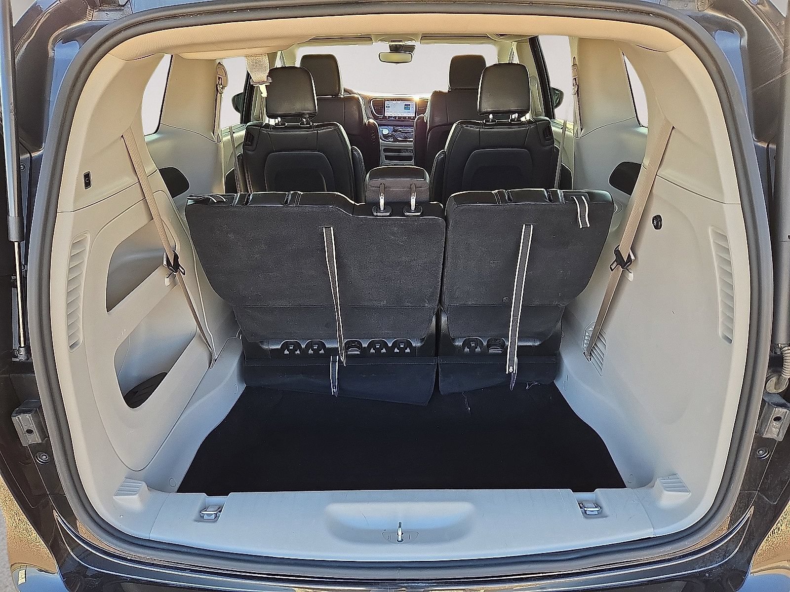 Used 2023 Chrysler Pacifica Touring-L FWD image 13
