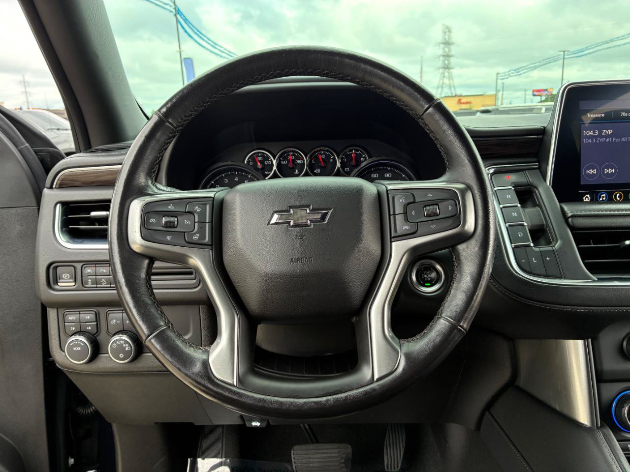 Used 2021 Chevrolet Tahoe Z71 w/ Luxury Package AWD/4WD image 15