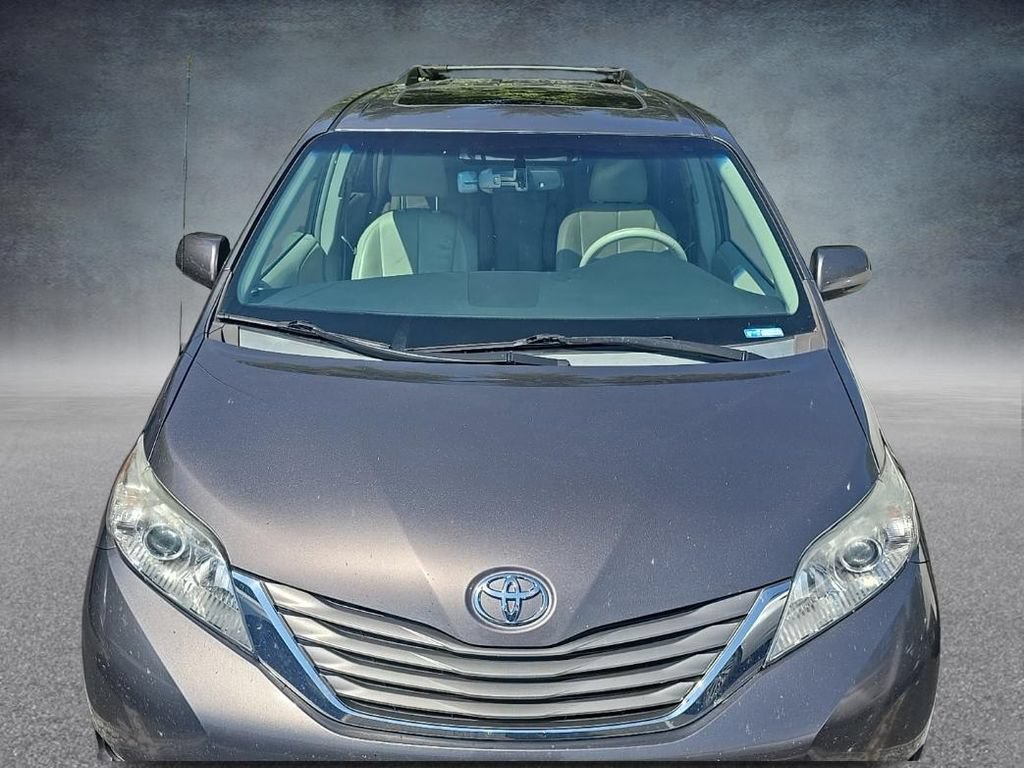 Used 2014 Toyota Sienna XLE FWD image 3