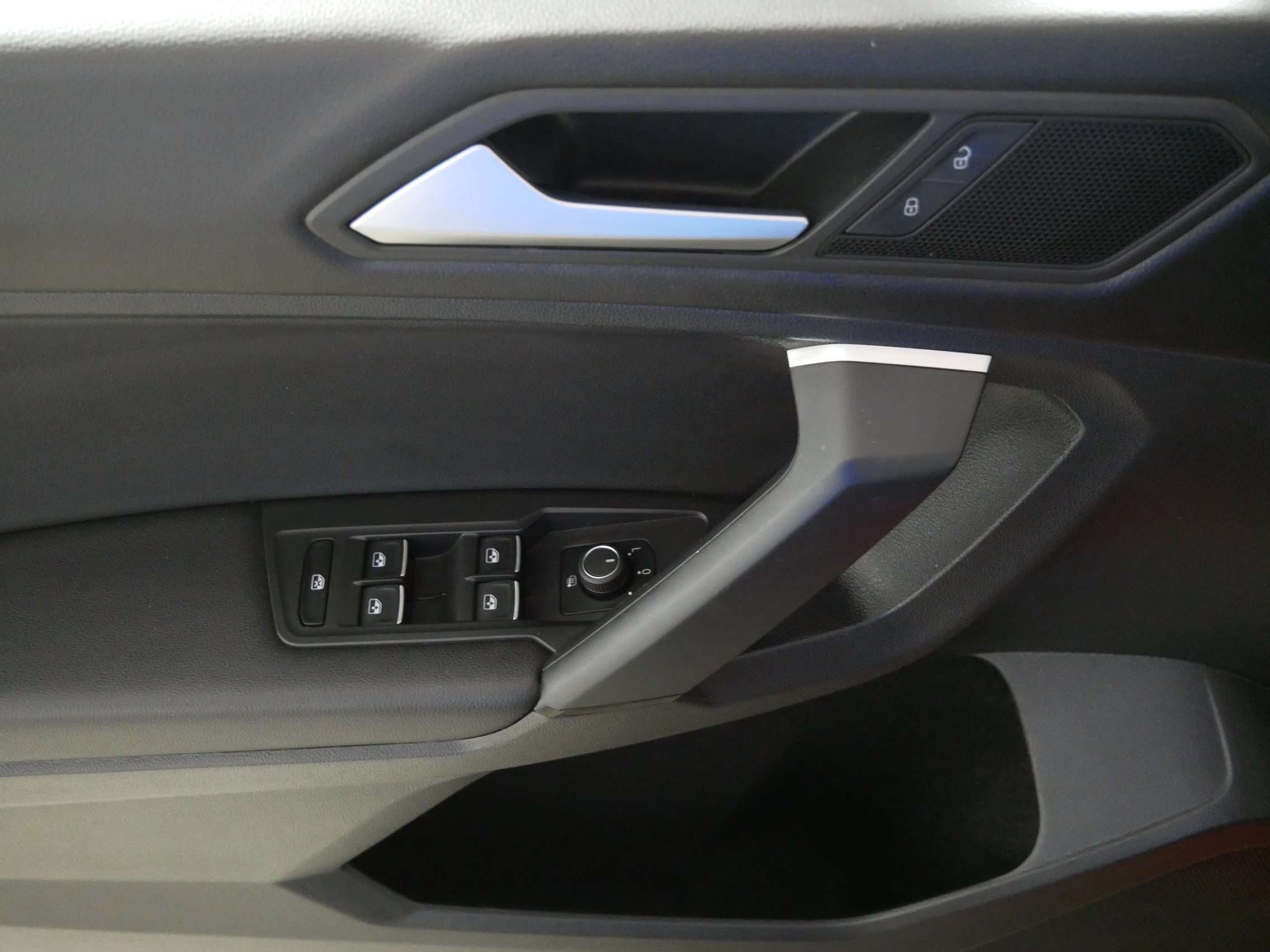 Used 2019 Volkswagen Tiguan SE image 19