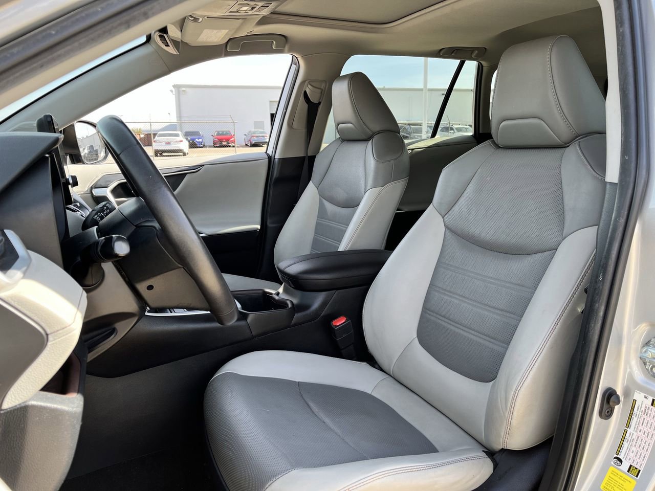 Used 2023 Toyota RAV4 Limited image 24