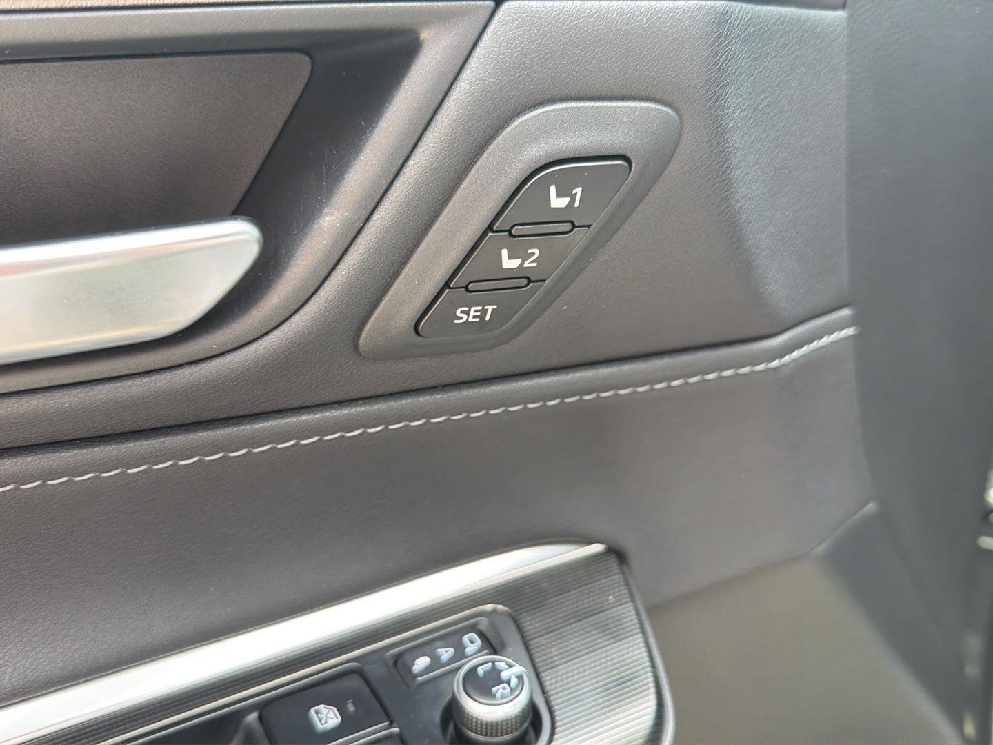 Used 2024 Toyota Venza XLE AWD/4WD image 17