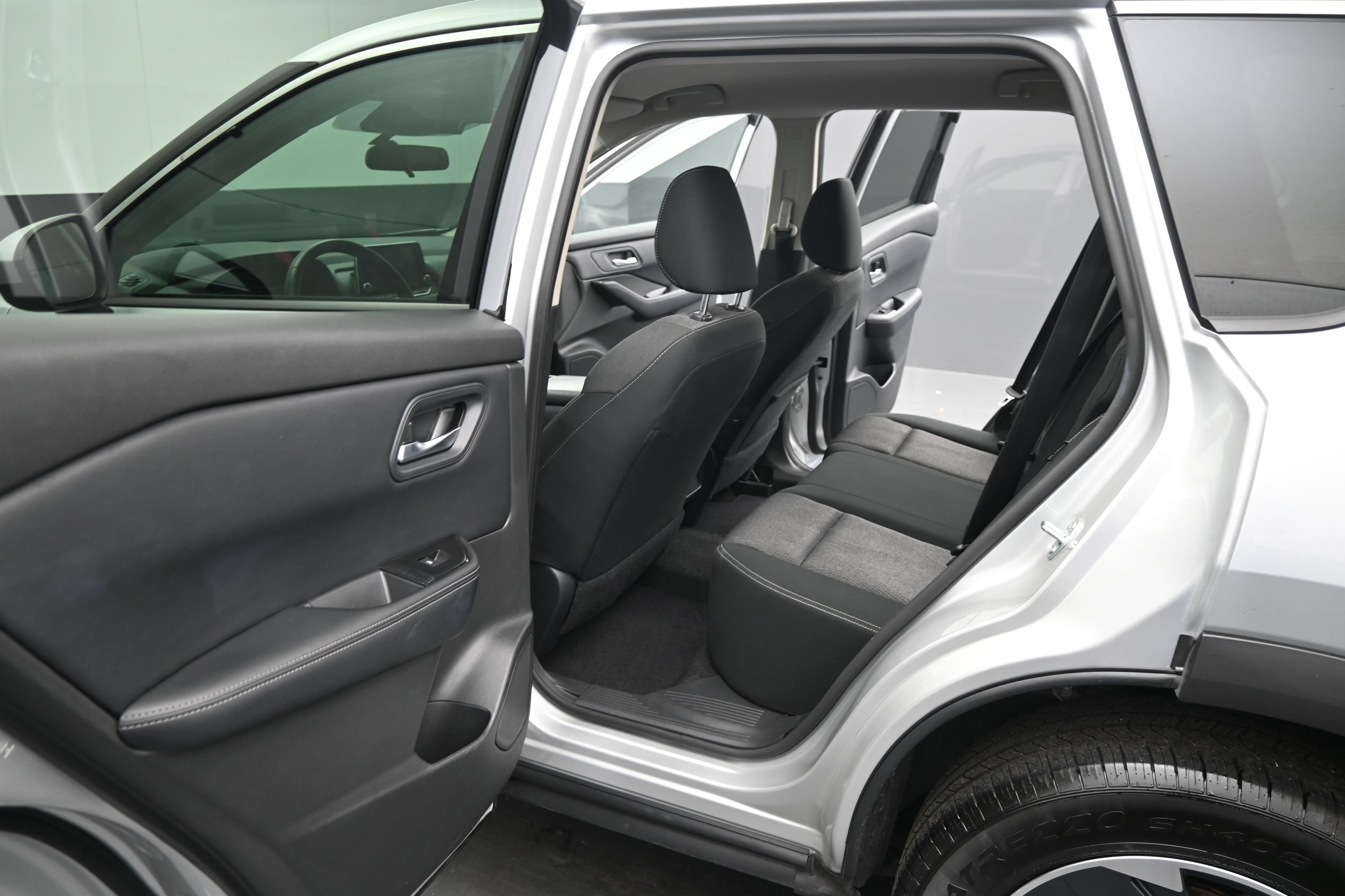 Used 2025 Nissan Rogue SV FWD image 15