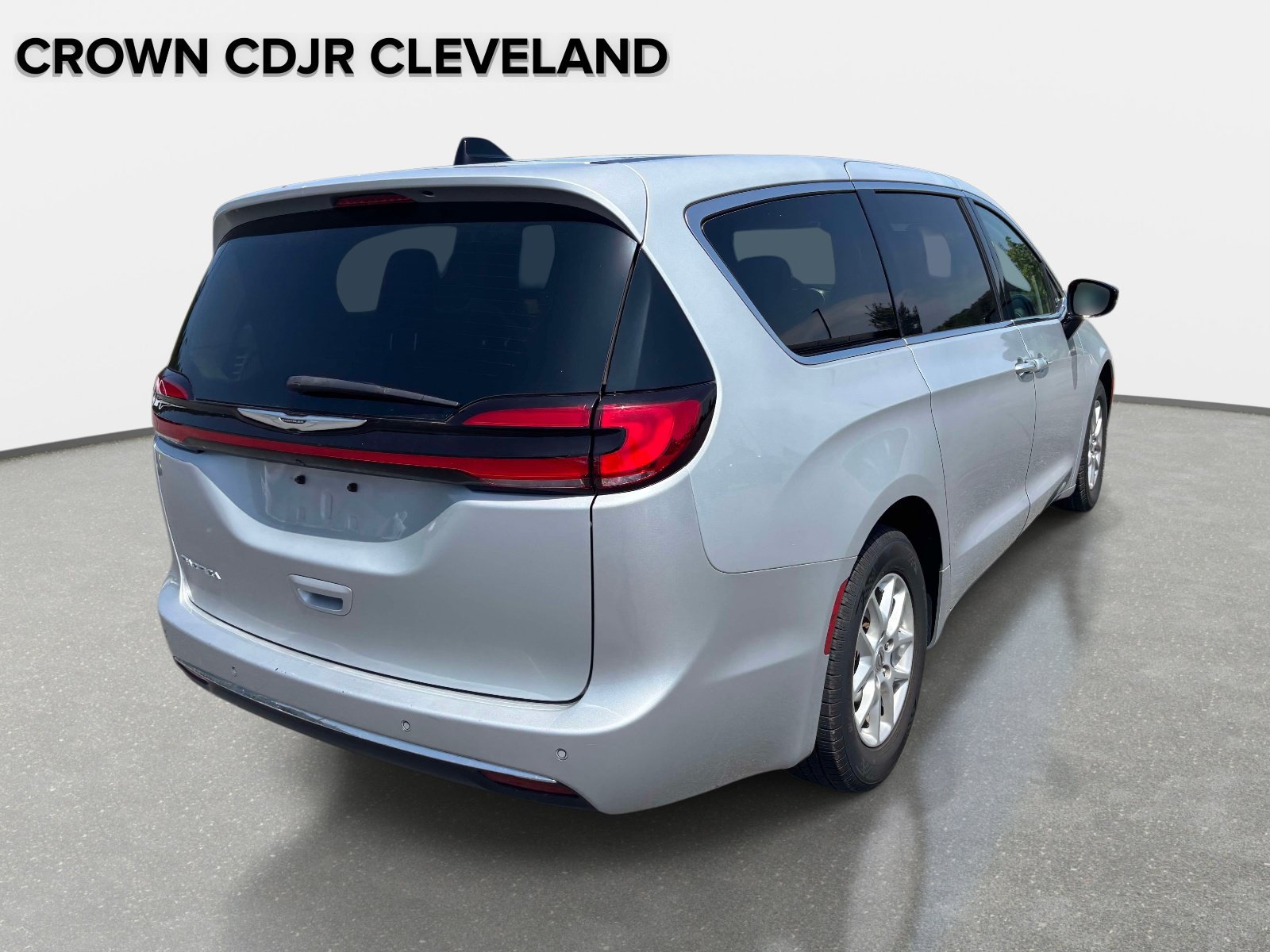 Used 2024 Chrysler Pacifica Touring-L FWD image 6