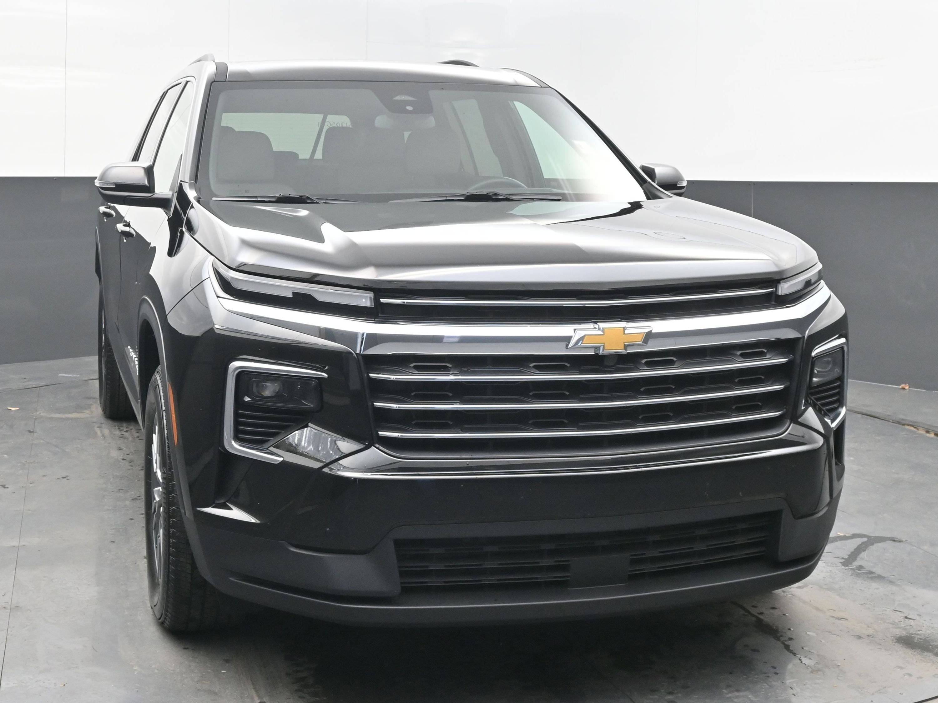 Used 2025 Chevrolet Traverse LT image 3