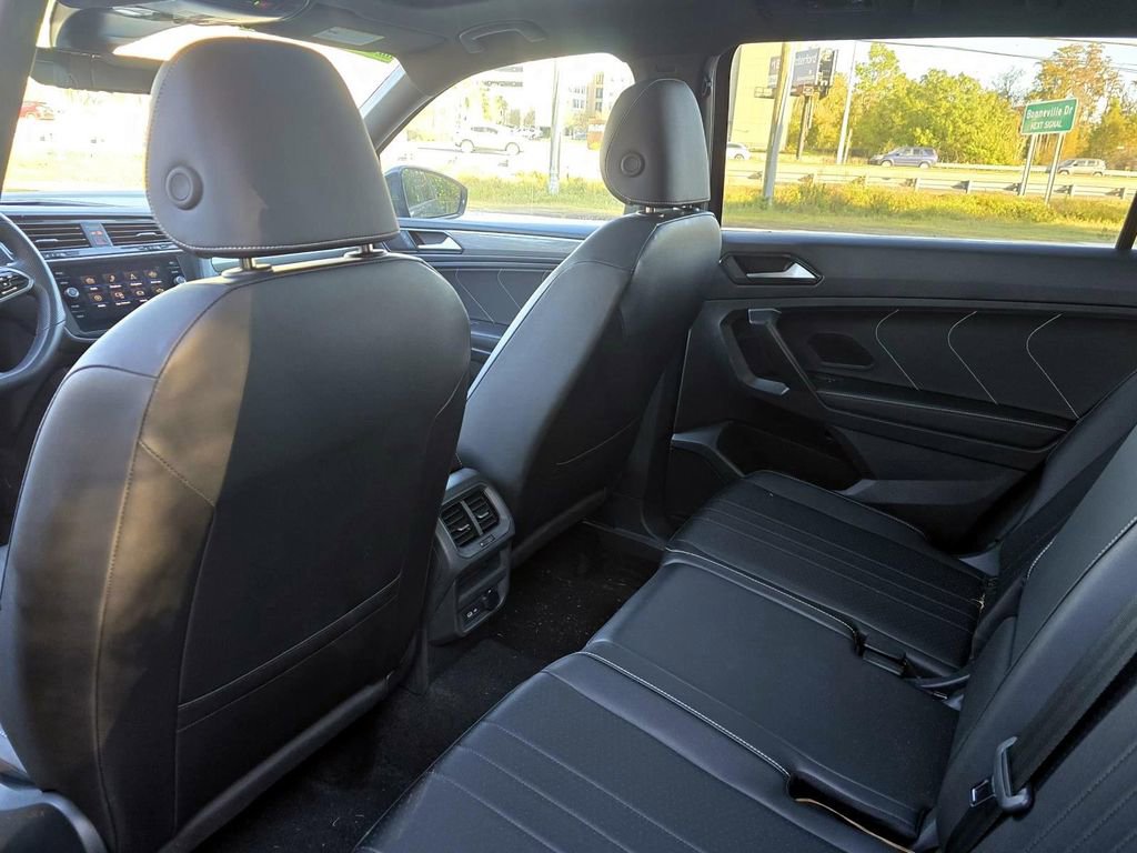 Used 2024 Volkswagen Tiguan SE R-Line image 31