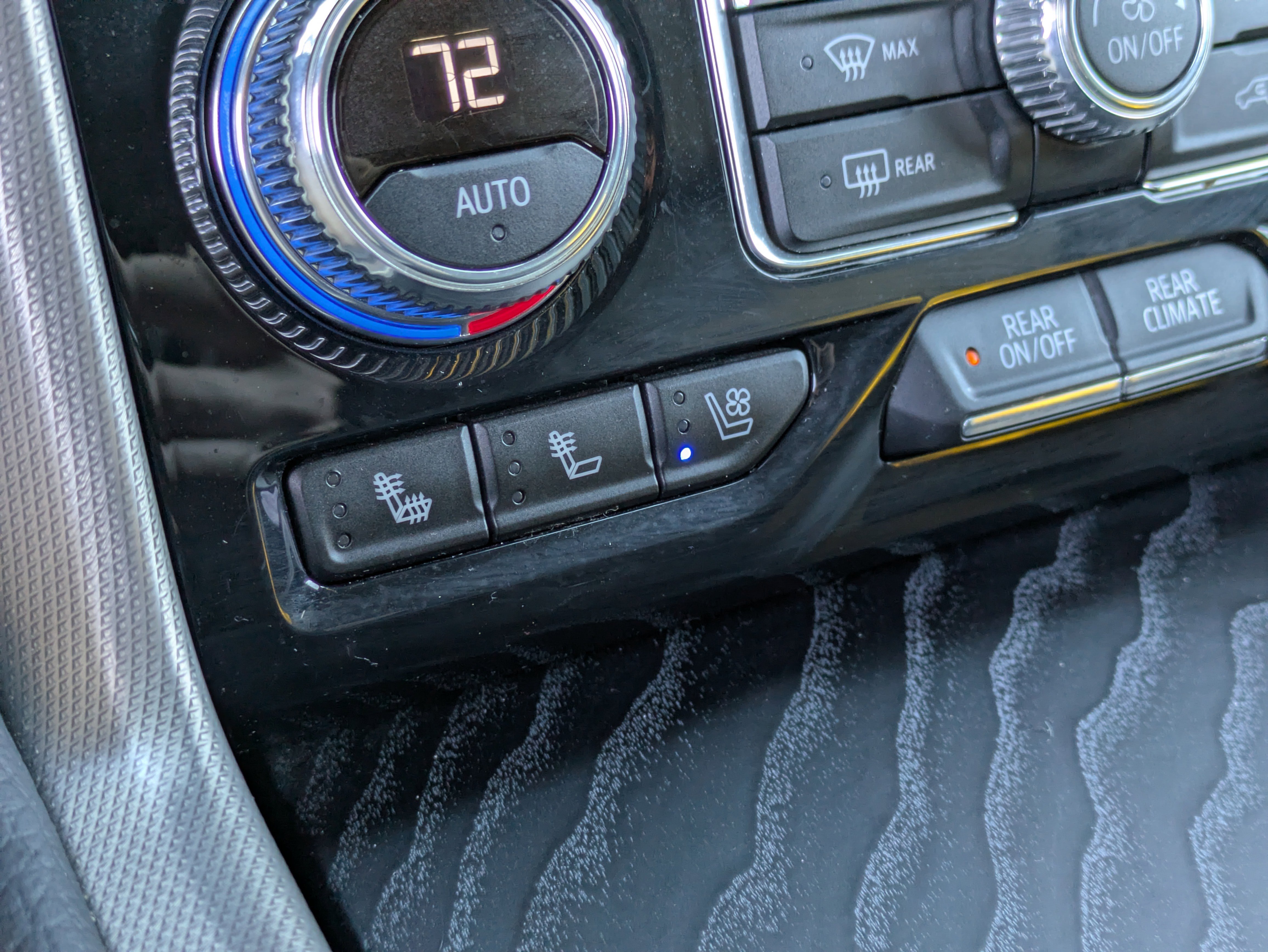 Used 2024 GMC Yukon XL Denali image 31